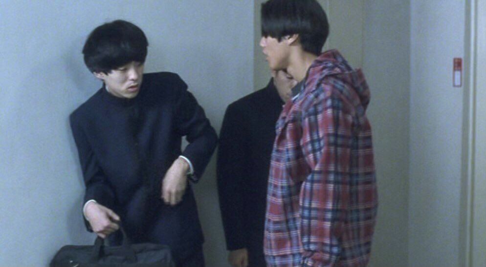 kitanisuto30395's tweet photo. #この正体にピンときたら映画好き
『キッズ・リターン』（1997）
カツアゲされる高校生役（宮藤官九郎、菊川浩二）  

北野武監督も俳優として出演したクドカンに「全然気づかなかった」と苦笑していた。  
そして、クドカンの隣は空耳アワー、ナゲット割ってとうちゃんこと菊川浩二氏。
#キッズ・リターン　#宮藤官九郎　#菊川浩二
#北野武