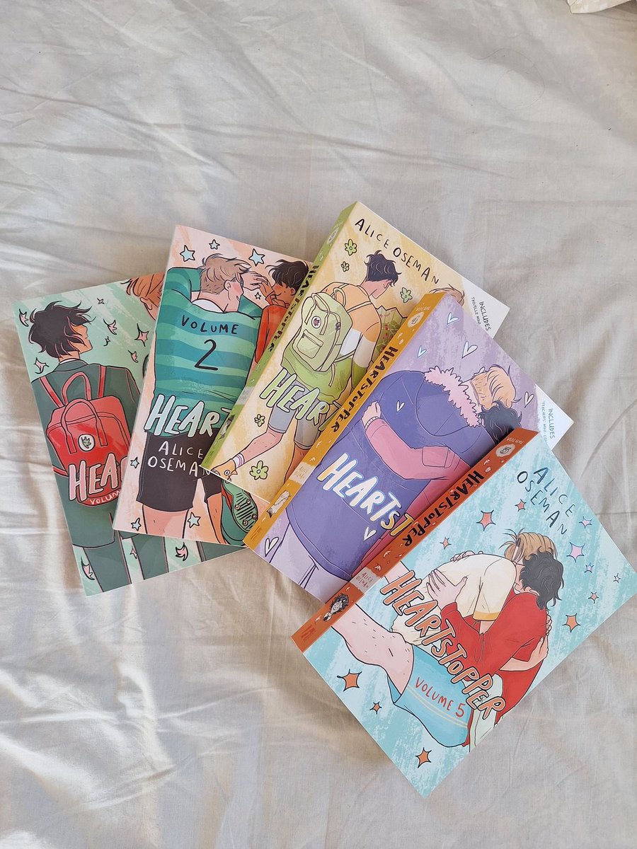 meeeleca's tweet photo. Heartstopper (todos) 
⭐️⭐️⭐️⭐️
o livro bobinho e fácil de ler que me deixa MUITOO feliz 
(e eles ainda são lindos meudeus) https://t.co/nUrHUeHaqA