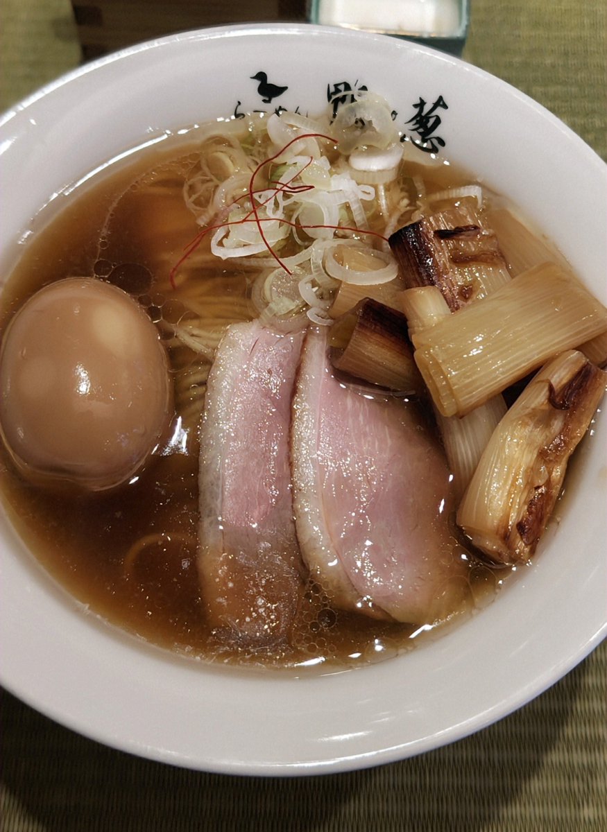 jun00jun11's tweet photo. 御徒町駅
らーめん鴨to葱🍜✨✨
鴨らーめん➕️丸太白葱、味玉🎵 https://t.co/nAVU1vZ4Ln