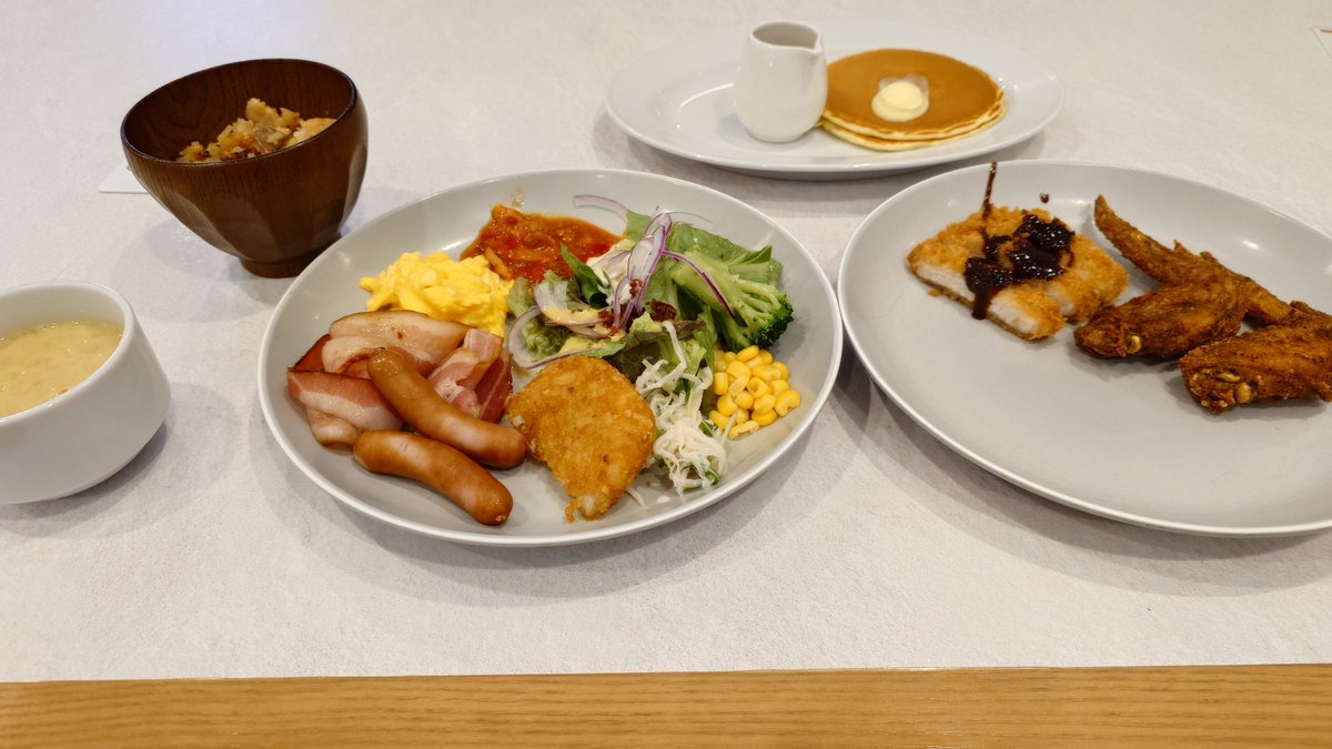 killy33456539's tweet photo. おはようございます！
朝は納屋橋のロイヤルホストのモーニングに来ました！
名古屋だから手羽先と味噌カツとウナギがあるよ！😋 https://t.co/dULmkk0ue9