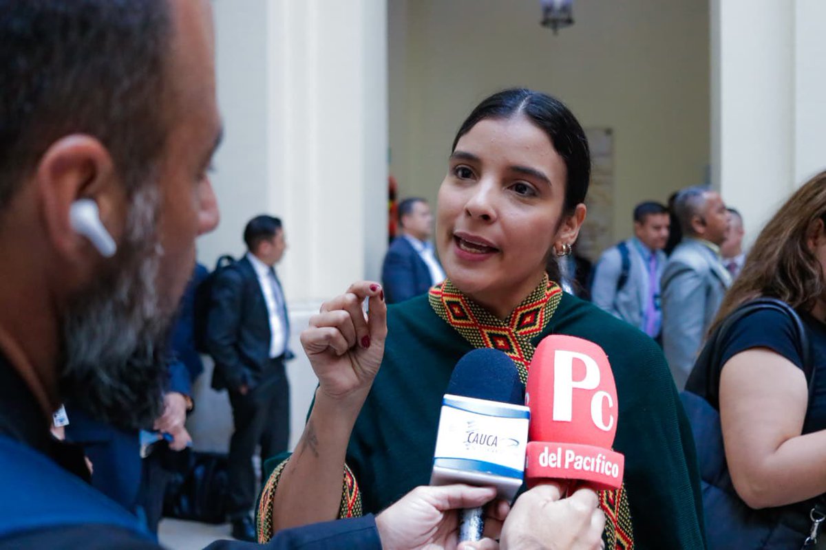 Paola_Dharo's tweet photo. 🚨El ciudadano estadounidense pierde nuevamente un pulso. No podrá posesionarse en una guarnición militar. Ahora se escudan en la descentralización para seguir con el show. Descentralizar no es ir dos horas a Cali y luego irse a dormir a Barranquilla. https://t.co/XKR9IMaoKC