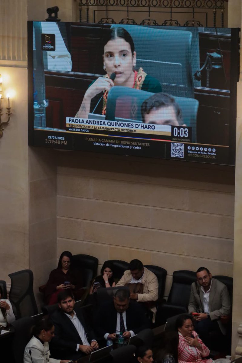 Paola_Dharo's tweet photo. 🚨El ciudadano estadounidense pierde nuevamente un pulso. No podrá posesionarse en una guarnición militar. Ahora se escudan en la descentralización para seguir con el show. Descentralizar no es ir dos horas a Cali y luego irse a dormir a Barranquilla. https://t.co/XKR9IMaoKC