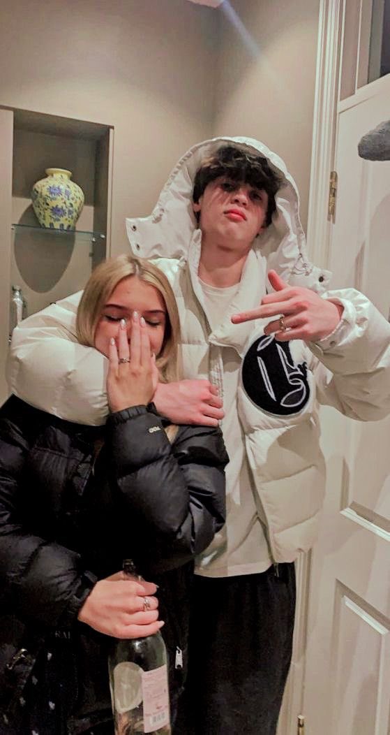 anacmxx's tweet photo. Hoje o parabéns vai para o meu irmão, que mesmo me tirando do sério às vezes, é uma das pessoas que eu mais amo nesse mundo. Tenho muito orgulho do homem que você se tornou. Feliz aniversário Pepi! Eu te amo muito. 🤍 https://t.co/hz3xYHP4zl