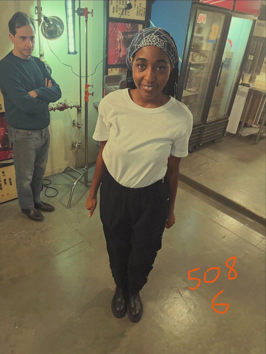 writtenbyayo's tweet photo. ayo edebiri being a cutie behind the scenes of ‘the bear’ s5 😂💙

📸 via mendozaforsale https://t.co/TBb9G6EDsH
