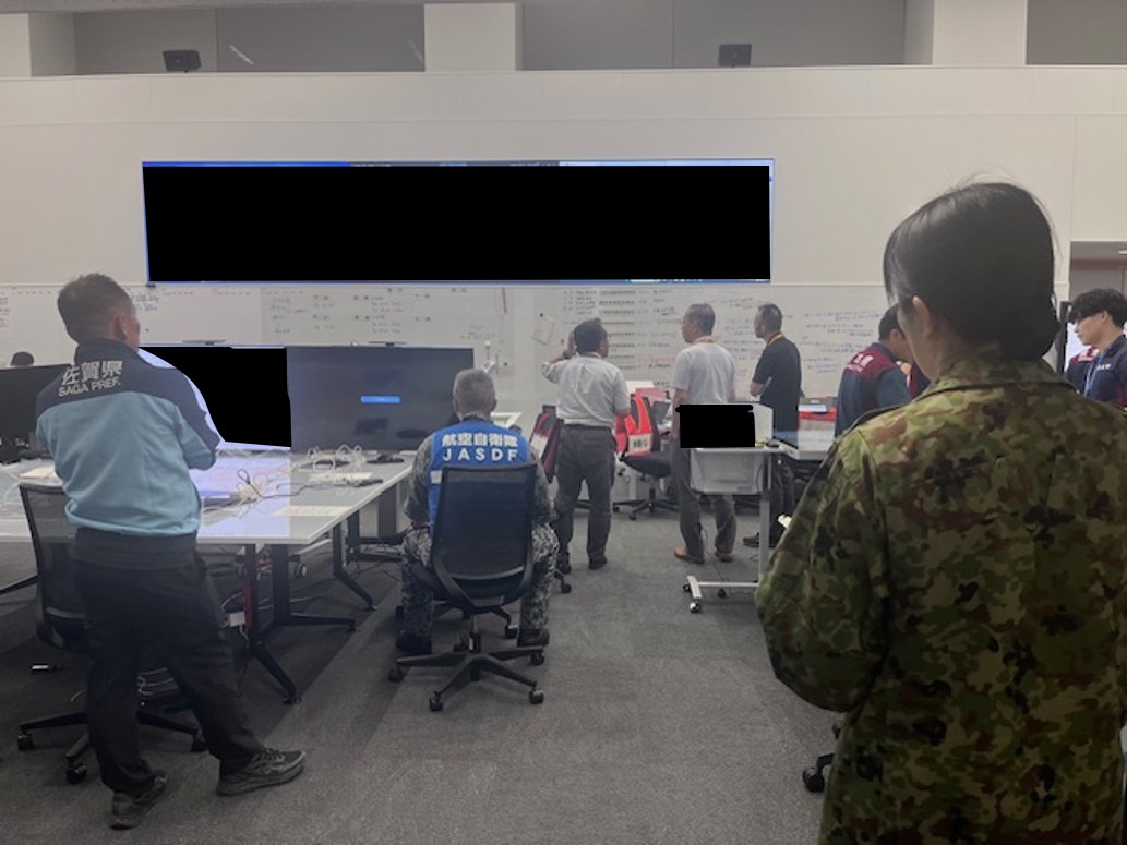 JGSDF_WA_pr's tweet photo. 【 #熊本地震 】令和８年７月２８日（火）１６時２７分頃に発生した令和８年熊本地震に伴い、西部方面隊から各自治体に派遣された連絡調整員（ＬＯ）は、県・市・警察・消防等と緊密に情報を共有しながら「災害対策本部会議」に参加し、被害状況の確認と部隊派遣の細部調整を行っています。写真は熊本県庁での活動状況です。
#西部方面隊 #災害派遣 #情報収集