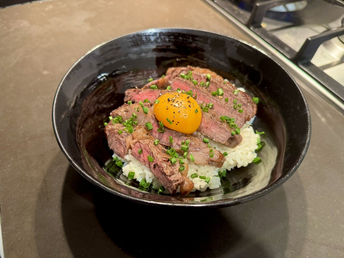 oker_san's tweet photo. おはよう、この前作ったステーキ丼です https://t.co/r2TKzalAa8