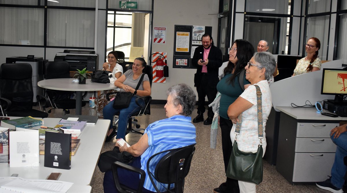editorial_uned's tweet photo. 📚✨ Hoy recibimos al Club de Lectura Uroboros, de Goicoechea.
Compartimos con sus integrantes el proceso de creación de los libros EUNED, desde la idea hasta la publicación.
¡Gracias a su coordinador, Danthe Thenad, y a todas las personas que nos visitaron! 💙📖
#LibrosUNED https://t.co/dKRMphPyuC