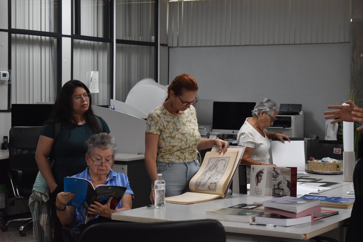 editorial_uned's tweet photo. 📚✨ Hoy recibimos al Club de Lectura Uroboros, de Goicoechea.
Compartimos con sus integrantes el proceso de creación de los libros EUNED, desde la idea hasta la publicación.
¡Gracias a su coordinador, Danthe Thenad, y a todas las personas que nos visitaron! 💙📖
#LibrosUNED https://t.co/dKRMphPyuC
