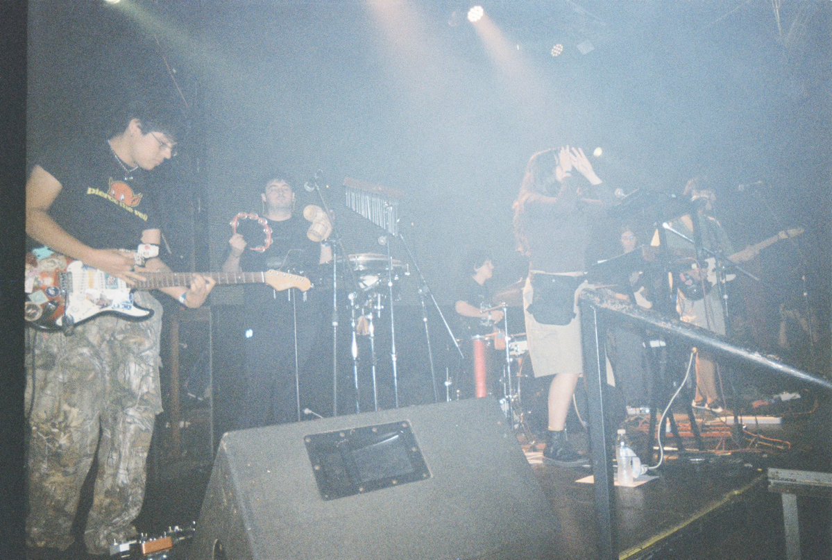 _quietzone's tweet photo. mira cuando sea un viejo choto y vea esto y me acuerde de que la vida tuvo un super plot y fui parte de mi banda favorita, no tiene ningun puto sentido!!!???!!! https://t.co/V8GBO8RWWt