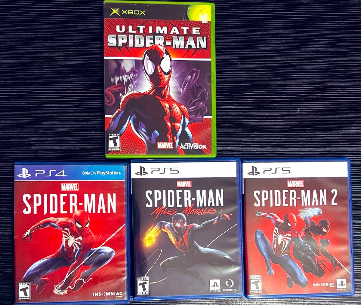 Irakcillo's tweet photo. Spider-Man: Brand New Day está a la vuelta de la esquina, y quiero compartir mi pequeña (pero muy querida) colección de videojuegos del arácnido.

Ultimate Spider-Man (2005) fue de los pocos juegos que tuve en mi Xbox durante la infancia, y aun así fue el que más me marcó. Es imposible olvidar a sus villanos, su estilo cel shading y esa vibra de cómic que lo hacía sentir único.

La trilogía de Insomniac Games es otro nivel. En gameplay e historia rozan la perfección: son juegos que guardo con muchísimo cariño por la experiencia tan especial que me ofrecieron. Cada uno captura lo mejor del personaje y te hace sentir realmente como Spider-Man.

No puedo esperar para ver Brand New Day, la nueva película de mi superhéroe favorito ❤️💙

#SpiderMan #SpiderManBrandNewDay