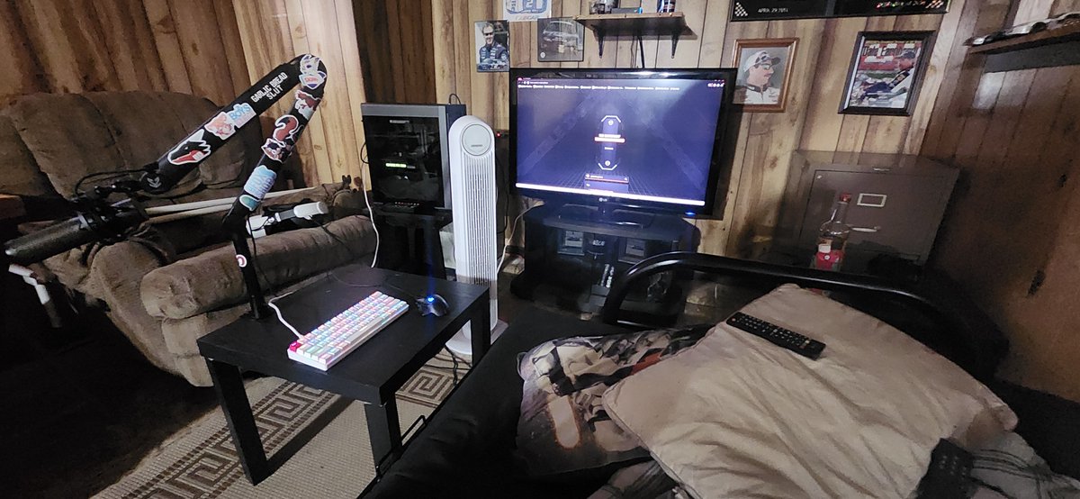 CashTheFoxx's tweet photo. Grandmas basement gaming setup :3 https://t.co/KVMLc6Orlx