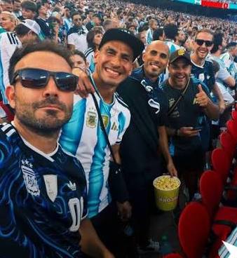 DesdeLaInterna's tweet photo. Por esto se va el Conde:

1️⃣Pizarro viaja con Nahuel a juego de @Argentina. @CEMEX lo reprende.

2️⃣ Guido apoya a Correa para irse a @RiverPlate lo cual molesta a @maurodoehner 

3️⃣@carlosemgonz comenta: "Estos argentinos de mierda nos arruinaron la fiesta", tras empate ante ASL https://t.co/rHZvaIDx7h