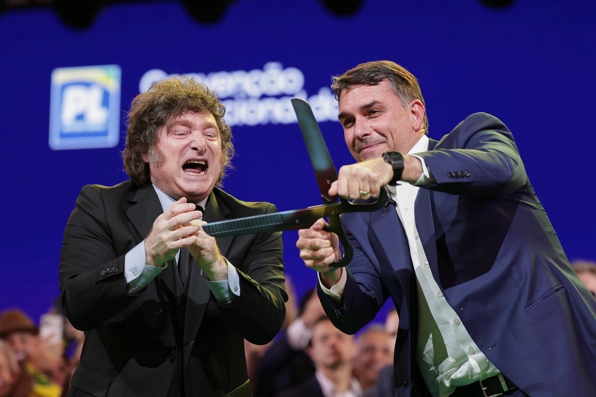Pulsonews_'s tweet photo. Denuncian a Javier Milei por malversación de fondos tras acudir a evento de Flavio Bolsonaro en Brasil
https://t.co/fgqc3IBqlz https://t.co/gQ3705Hsfn