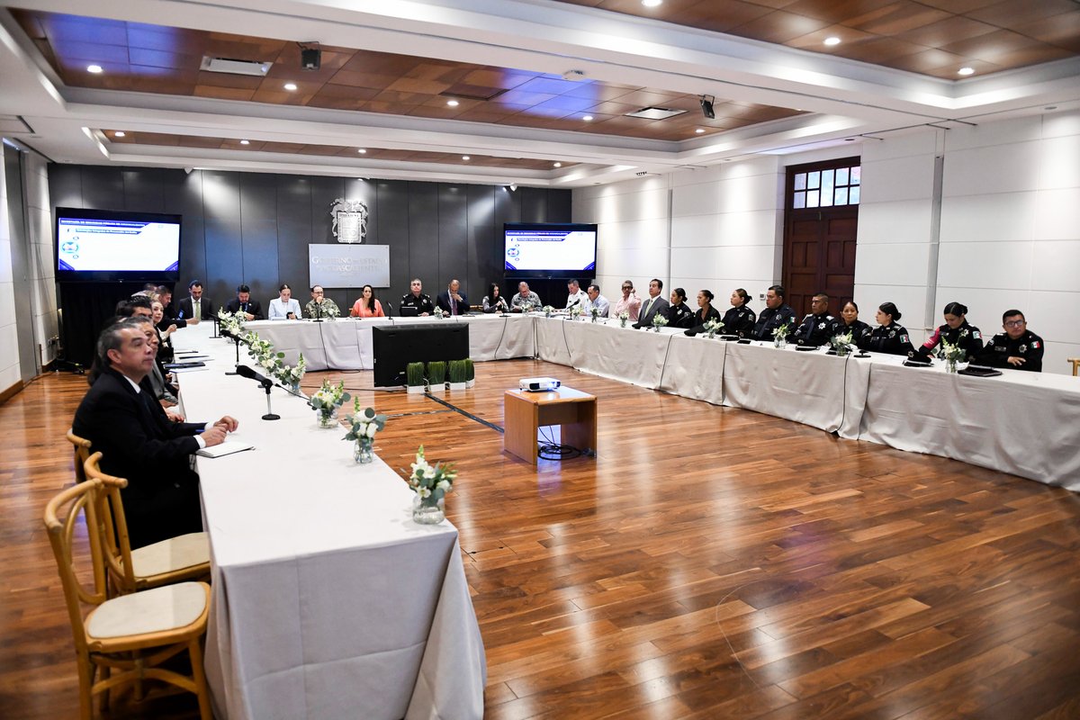 _contraportada's tweet photo. AGUASCALIENTES FORTALECE SU ESTRATEGIA DE SEGURIDAD CON TRABAJO COORDINADO

La gobernadora Tere Jiménez encabezó la Mesa de Seguridad para la Construcción de la Paz, donde autoridades estatales, municipales y federales revisaron acciones de prevención del delito, recuperación de espacios públicos y coordinación operativa para mantener entornos más seguros.
Durante la reunión participaron representantes de las instituciones de seguridad y justicia, quienes analizaron resultados y nuevas estrategias para fortalecer la tranquilidad de las familias en los 11 municipios del estado.