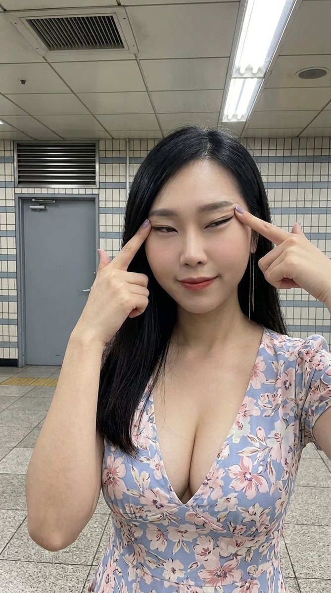 camelgaff's tweet photo. Would it make you harder if I pulled back my chingchong eyes while you sink your BWC into my korean holes? 🤔
#wmaf #asiangirls #bleached #bwc #raceplay #asian #korean #freeuse #cumtarget #Korean https://t.co/Og9bj67FTT