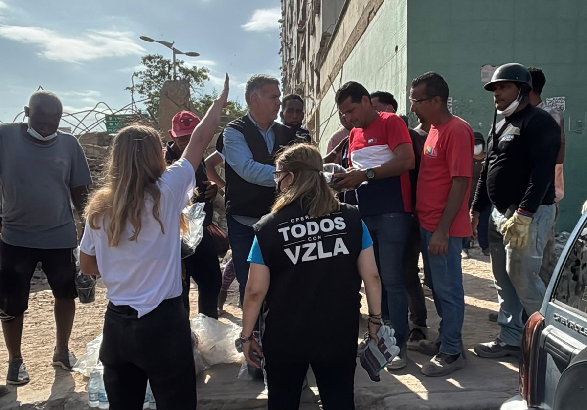 VenteDDHH's tweet photo. Seguimos ayudando a quienes se mantienen firmes junto a las víctimas. 

Hoy entregamos botas y guantes de seguridad a los rescatistas que continúan con las complejas labores de recuperación en la OPP26.

Proteger la integridad de estos equipos es fundamental para que puedan seguir cumpliendo su labor con las condiciones mínimas de seguridad.

Mantenemos nuestro compromiso con quienes lo dan todo en el terreno.

¡Nuestro respeto y respaldo a su valentía!