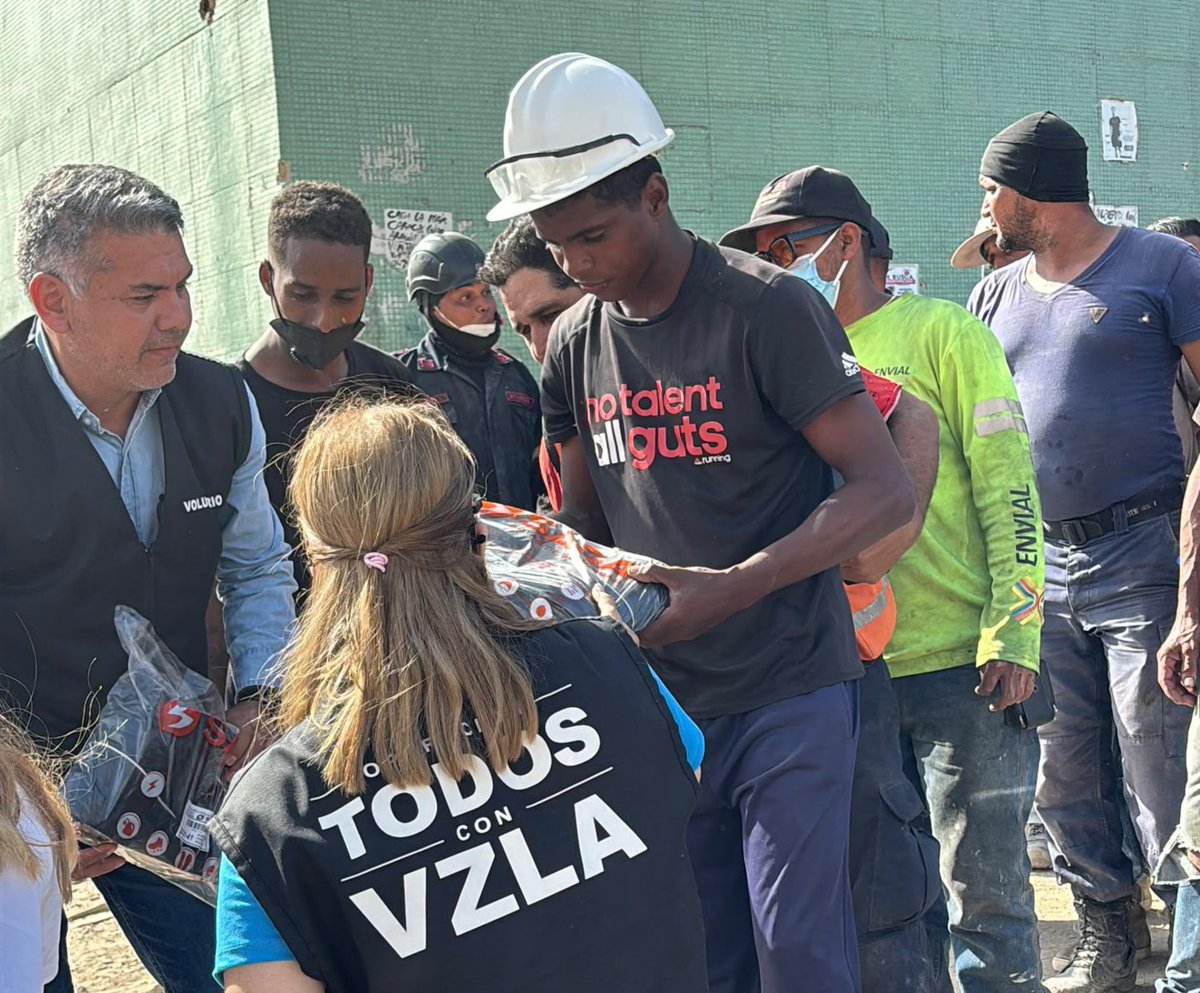 VenteDDHH's tweet photo. Seguimos ayudando a quienes se mantienen firmes junto a las víctimas. 

Hoy entregamos botas y guantes de seguridad a los rescatistas que continúan con las complejas labores de recuperación en la OPP26.

Proteger la integridad de estos equipos es fundamental para que puedan seguir cumpliendo su labor con las condiciones mínimas de seguridad.

Mantenemos nuestro compromiso con quienes lo dan todo en el terreno.

¡Nuestro respeto y respaldo a su valentía!