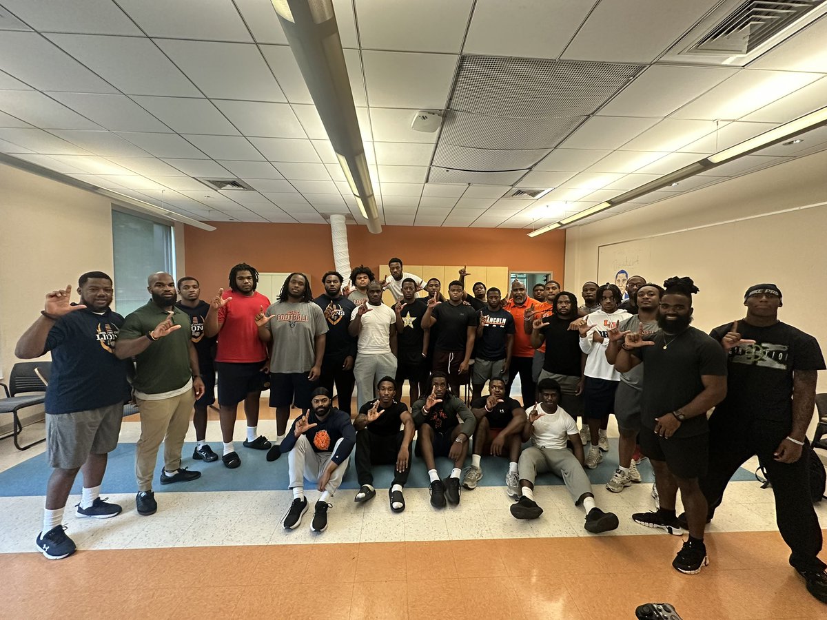 CoachtanQ's tweet photo. We had a great forum today on Leadership and Trust. It was a great day at the DEN. #DETF #THEL1ONWAY🦁 https://t.co/ALUTQmpazr