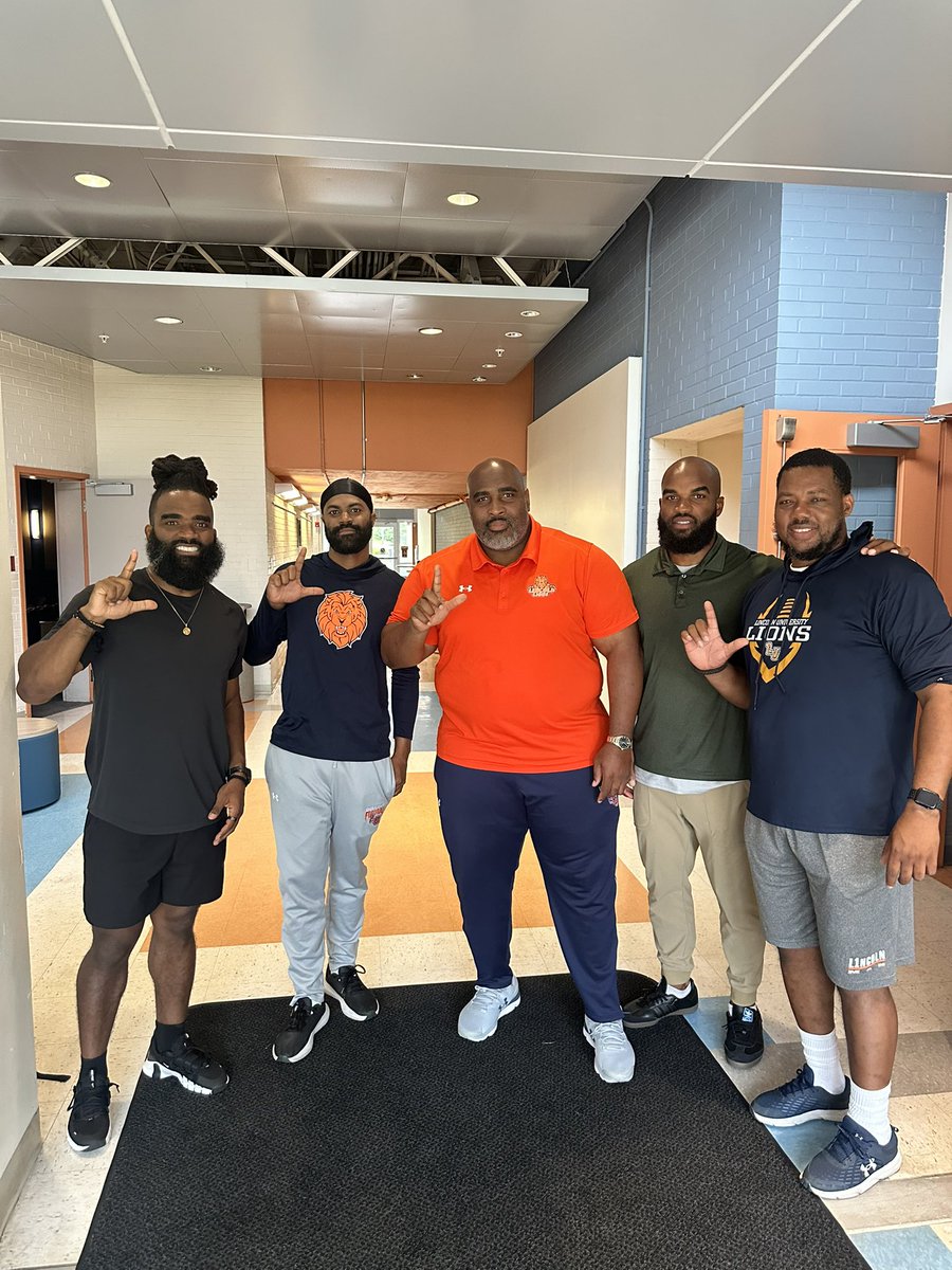 CoachtanQ's tweet photo. We had a great forum today on Leadership and Trust. It was a great day at the DEN. #DETF #THEL1ONWAY🦁 https://t.co/ALUTQmpazr