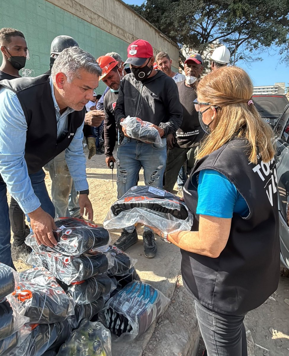VenteDDHH's tweet photo. Seguimos ayudando a quienes se mantienen firmes junto a las víctimas. 

Hoy entregamos botas y guantes de seguridad a los rescatistas que continúan con las complejas labores de recuperación en la OPP26.

Proteger la integridad de estos equipos es fundamental para que puedan seguir cumpliendo su labor con las condiciones mínimas de seguridad.

Mantenemos nuestro compromiso con quienes lo dan todo en el terreno.

¡Nuestro respeto y respaldo a su valentía!