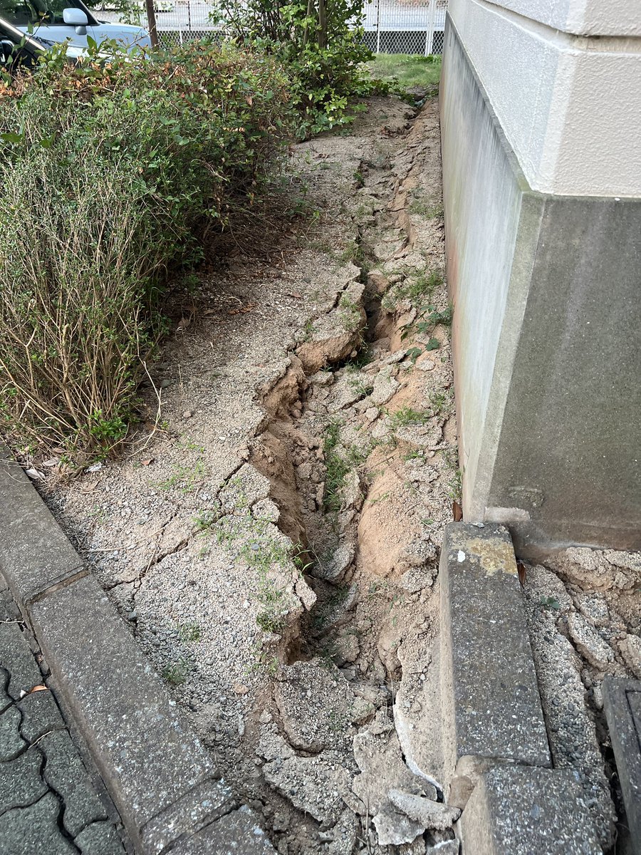 bighead19660123's tweet photo. イヤ〜揺れた揺れた💦
まぁ〜部屋はメチャクチャですが、僕も家族も身体は無事です🤗
後片付けが大変なので、当分釣りには行けそうにありませんが😅

#熊本震度７ 
#またかよお前 
#来るんじゃねぇよ 
#とりあえず大丈夫 
#がまだせ熊本 https://t.co/x4yjqBqRIA
