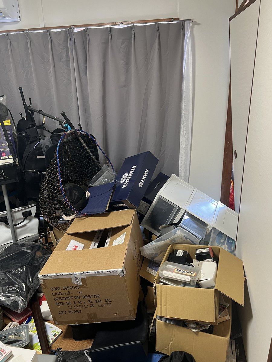bighead19660123's tweet photo. イヤ〜揺れた揺れた💦
まぁ〜部屋はメチャクチャですが、僕も家族も身体は無事です🤗
後片付けが大変なので、当分釣りには行けそうにありませんが😅

#熊本震度７ 
#またかよお前 
#来るんじゃねぇよ 
#とりあえず大丈夫 
#がまだせ熊本 https://t.co/x4yjqBqRIA