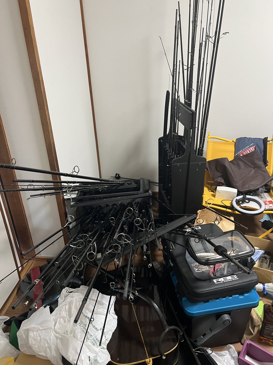 bighead19660123's tweet photo. イヤ〜揺れた揺れた💦
まぁ〜部屋はメチャクチャですが、僕も家族も身体は無事です🤗
後片付けが大変なので、当分釣りには行けそうにありませんが😅

#熊本震度７ 
#またかよお前 
#来るんじゃねぇよ 
#とりあえず大丈夫 
#がまだせ熊本 https://t.co/x4yjqBqRIA