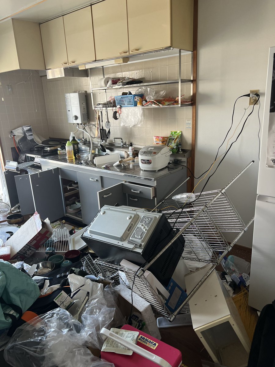 bighead19660123's tweet photo. イヤ〜揺れた揺れた💦
まぁ〜部屋はメチャクチャですが、僕も家族も身体は無事です🤗
後片付けが大変なので、当分釣りには行けそうにありませんが😅

#熊本震度７ 
#またかよお前 
#来るんじゃねぇよ 
#とりあえず大丈夫 
#がまだせ熊本 https://t.co/x4yjqBqRIA