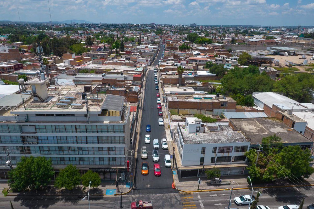 _contraportada's tweet photo. REABREN LA CALLE JOSEFA ORTÍZ DE DOMÍNGUEZ

Después de un periodo de trabajos de rehabilitación, la calle Josefa Ortiz de Domínguez retomó la circulación vehicular, una apertura esperada por vecinos y cientos de conductores que diariamente utilizan esta importante conexión hacia el centro de la ciudad.
El Municipio de Aguascalientes informó que la intervención incluyó la reparación del sistema de drenaje, la colocación de concreto hidráulico en el cruce con 5 de Febrero y nueva carpeta asfáltica en el tramo entre Leona Vicario y la avenida Adolfo López Mateos, además de acciones complementarias en banquetas, guarniciones y rampas para personas con discapacidad, con el objetivo de ofrecer traslados más seguros en una zona de alta movilidad.