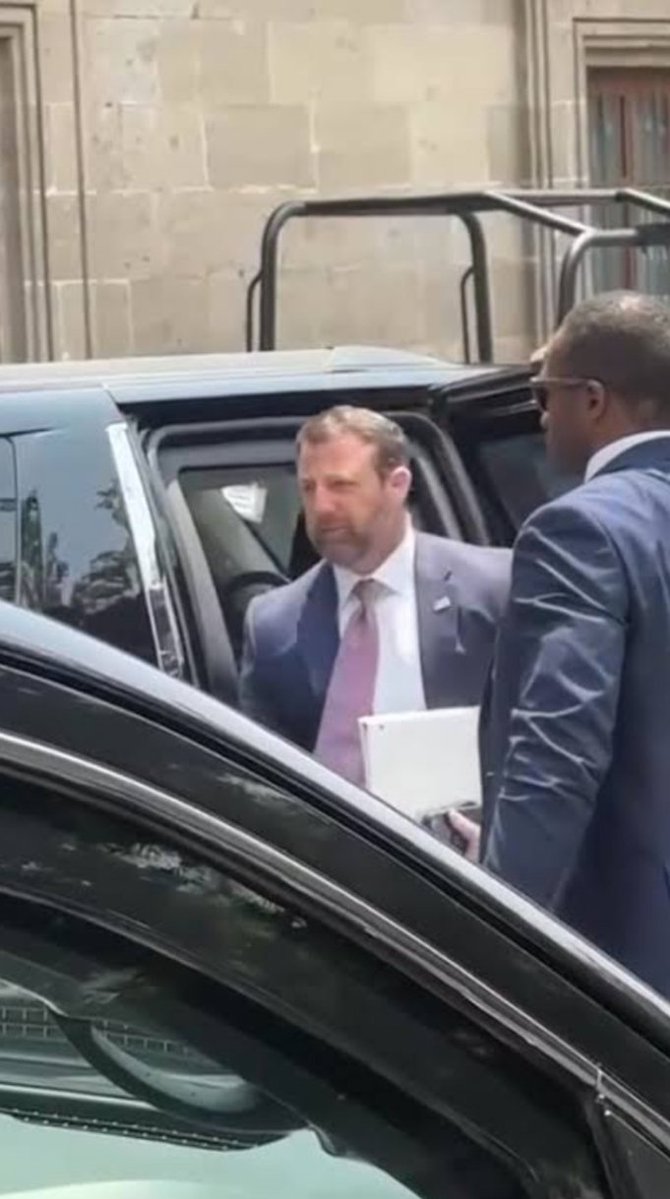 Memoarias13's tweet photo. Se encontrará el nombre de 
Andrés Manuel López Obrador 
En la lista que le entrego el 
Secretario de Seguridad de EEUU 
Mark Wayne a 
La Cientisica Chchis de Lemon 
En su visita a Palacio Nacional?
#YoSoyLaResistencia
#NarcoPartidoTerroristaMorena https://t.co/yFVkNh51kl