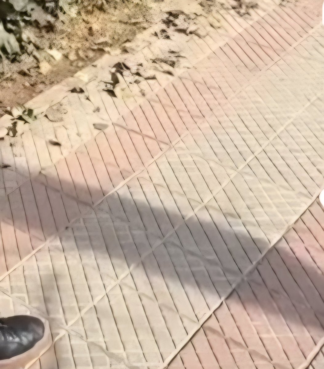 Jahazu's tweet photo. Víctima constante de las baldosas de providencia que escupen en épocas de lluvia. Las pisas y te salta el 💦👟👖 https://t.co/CkMrslfG07