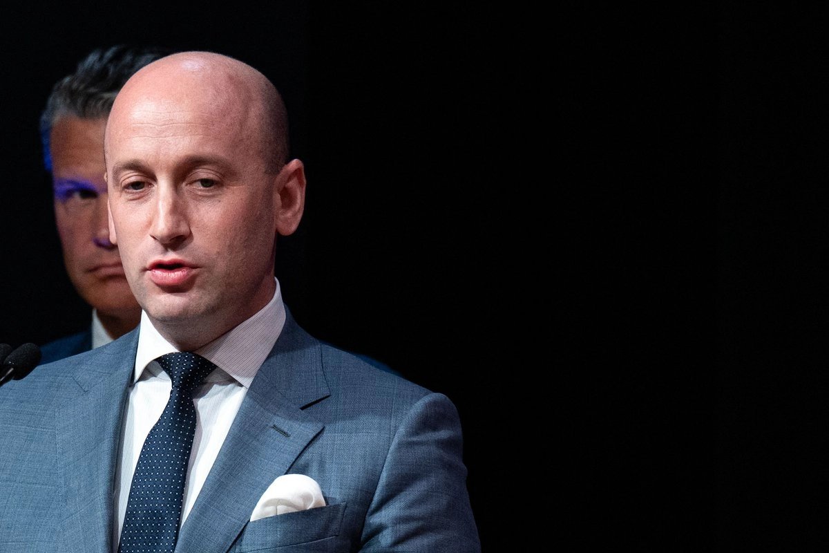 Pulsonews_'s tweet photo. “Cárteles son iguales a Al Qaeda y buscan desestabilizar la democracia en EU”: Stephen Miller
https://t.co/lkBcmNh3Ll https://t.co/NPYf31mIth