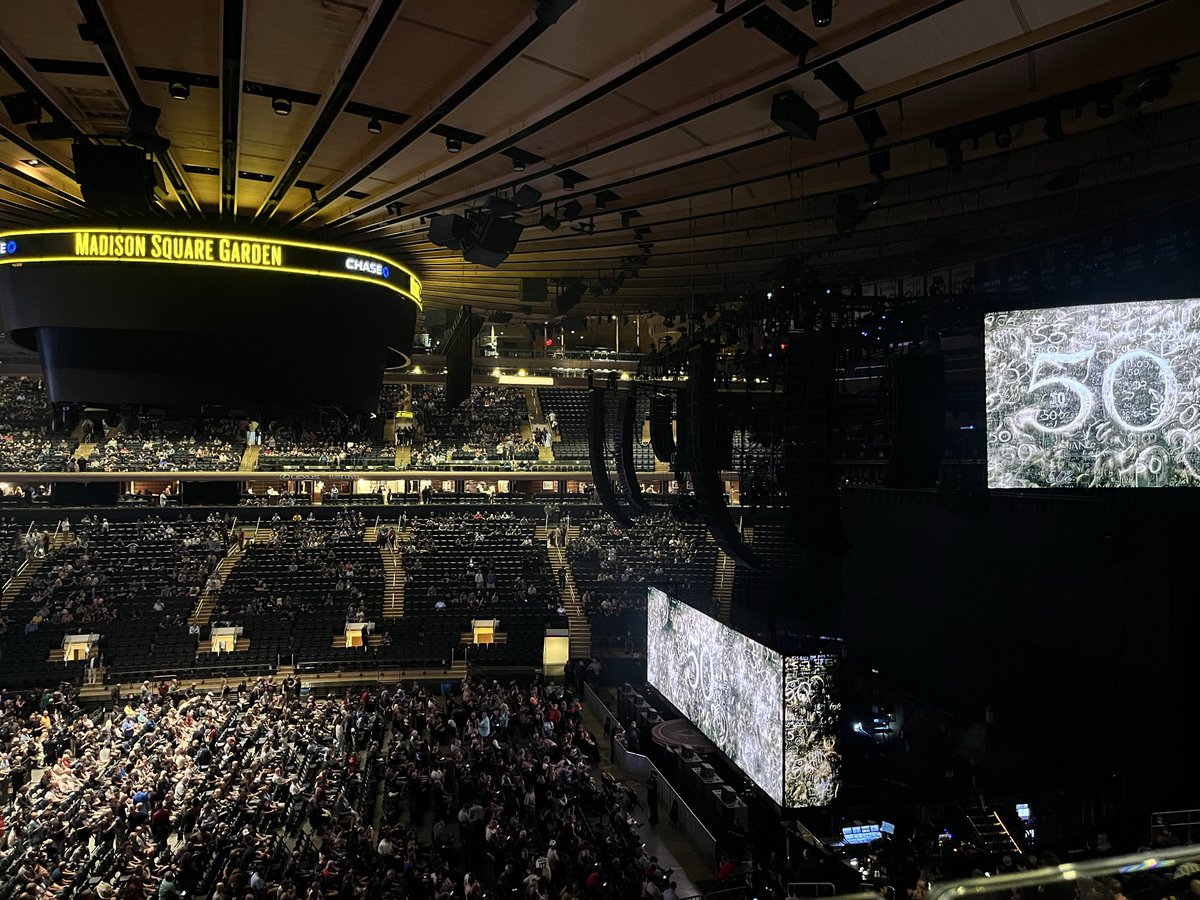 eviledrobinson's tweet photo. Hi. Iโm an absolutely terrible stand in for Ed for a @rushtheband concert, but he would be here in an alternate timeline. So here I am on his behalf. And heโs sort of here because Iโm wearing my necklace with his ashes.
He should be here. Another thing brain cancer ruined. https://t.co/FCGNVBH9Pl