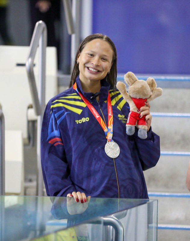 IDRD's tweet photo. 🥇 ¡Oro y récord! La deportista Sirena Carolina Rowe Cervantes, entregó la primera medalla de oro de la natación carreras del #EquipoBogotá para Colombia en los Juegos Centroamericanos y del Caribe, al ganar con categoría los 50 metros estilo libre con tiempo de 24.89 segundos. 

Este es un nuevo récord para los Juegos, bajando el 25.11 de la también colombiana Isabella Arcila (Barranquilla 2018, 25 de julio), y siendo la primera mujer colombiana que baja de los 25 segundos en esta prueba.  La plata fue para la mexicana Celia Pulido (25.35 s) y el bronce para la salvadoreña Marina Spadoni (25.42). 

¡Felicitaciones para Sirena, orgullo bogotano! 💛❤️

📸 Archivo COC.