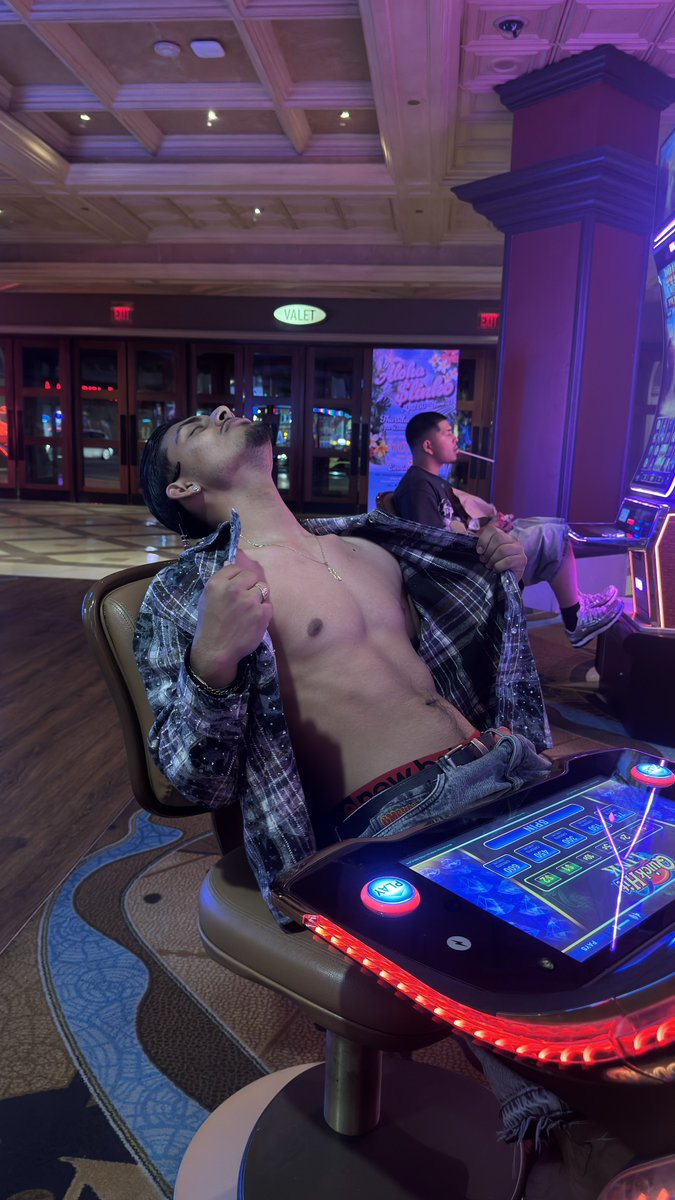 juangudinooo's tweet photo. it be so hot in vegas https://t.co/eb6r98aTSp