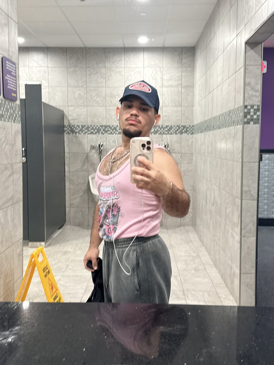 ktktboy's tweet photo. This is how 5’4 looks like https://t.co/739iKzHBbp