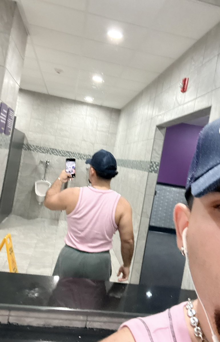 ktktboy's tweet photo. This is how 5’4 looks like https://t.co/739iKzHBbp
