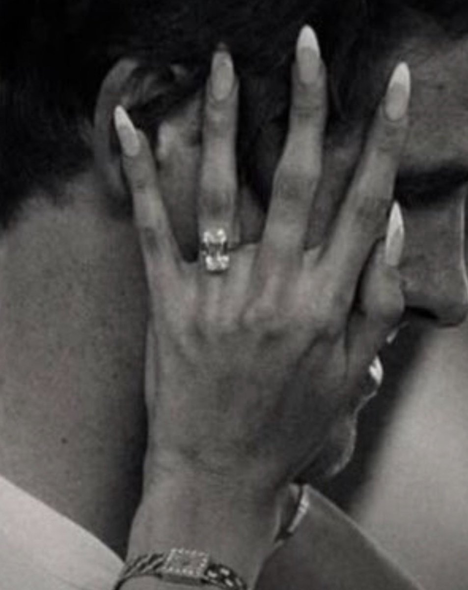 madisonchart's tweet photo. Madison Beer and Justin Herbert’s engagement ring is estimated around $500,000-$640,000 with upwards of $1 million. 

Madison’s ring weighs up to 10 carats according to Only Natural Diamonds experts. https://t.co/zX5qx52YFx