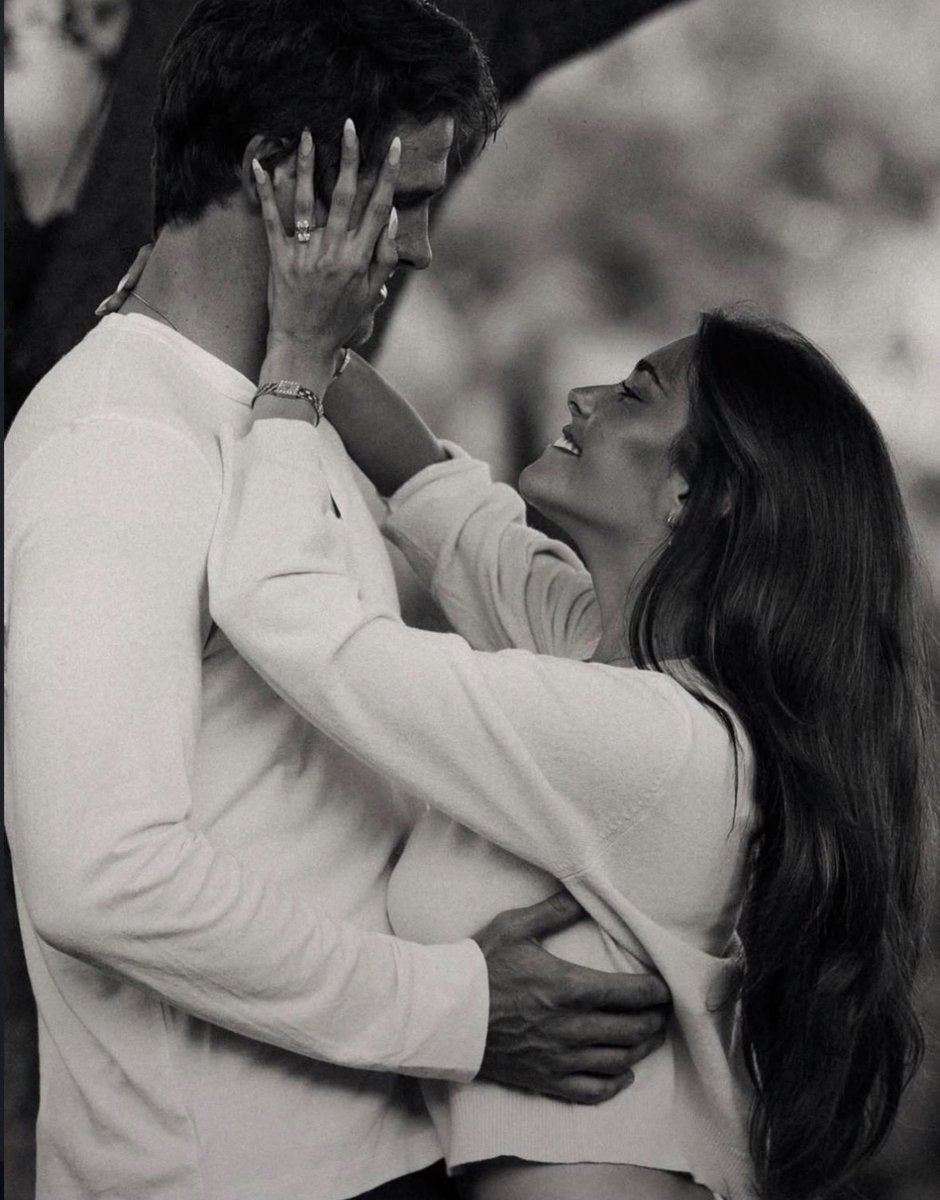 madisonchart's tweet photo. Madison Beer and Justin Herbert’s engagement ring is estimated around $500,000-$640,000 with upwards of $1 million. 

Madison’s ring weighs up to 10 carats according to Only Natural Diamonds experts. https://t.co/zX5qx52YFx