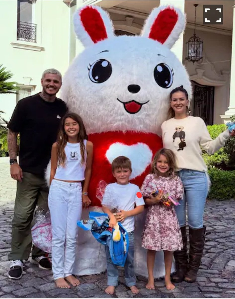 annamazzone1000's tweet photo. Ojalá Mauro y Euge empiecen a naturalizar más las fotos familiares. Si ellos muestran con naturalidad la familia que están construyendo, con el tiempo también la gente dejará de verla como algo extraordinario. ❤️

#MauroIcardi
#ChinaSuarez https://t.co/eyWpsJxdVU
