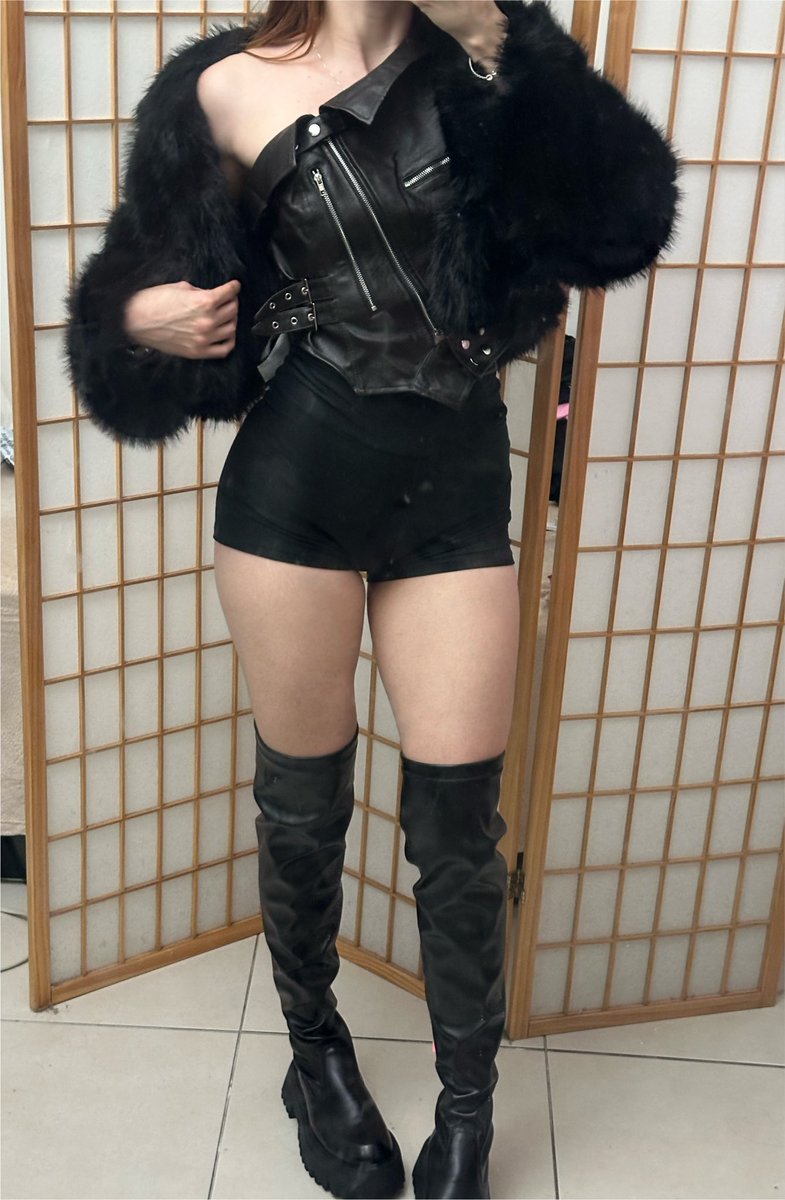 luckyenijana's tweet photo. Ainda tá podendo postar look pro show do Aespa? (Aceito sugestões de acessórios pra combinar pelo amor https://t.co/HHDrTBCAbt