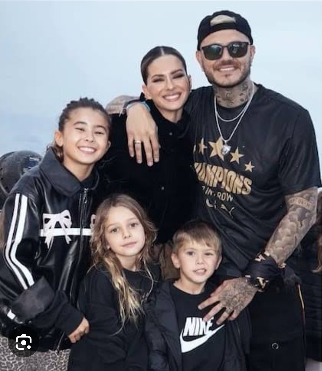 annamazzone1000's tweet photo. Ojalá Mauro y Euge empiecen a naturalizar más las fotos familiares. Si ellos muestran con naturalidad la familia que están construyendo, con el tiempo también la gente dejará de verla como algo extraordinario. ❤️

#MauroIcardi
#ChinaSuarez https://t.co/eyWpsJxdVU