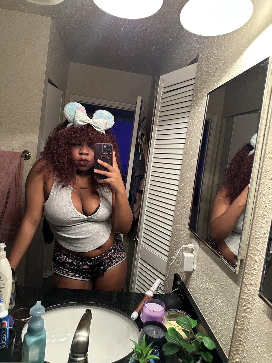 BreMyselfandiii's tweet photo. Movie night 🍿🩵🦈 come chill with me https://t.co/yWtW021Aqq https://t.co/Dejy6Qg45i