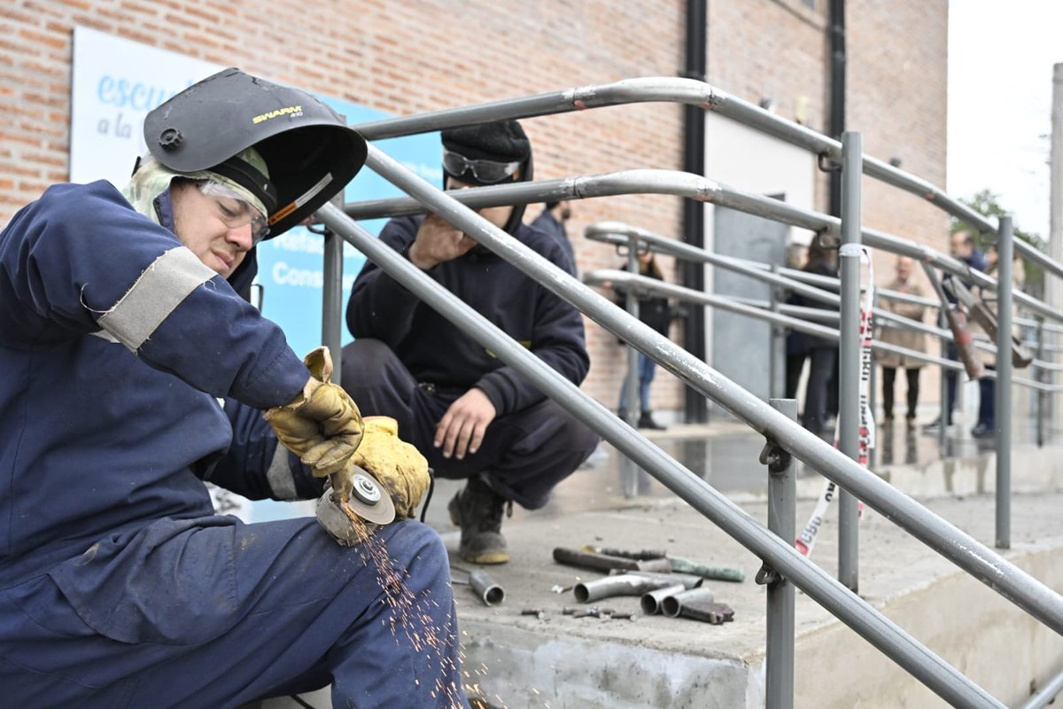 fsusbielles's tweet photo. ¡Obras que integran!

Recorrimos los avances de la construcción de la rampa de acceso para el Instituto Superior de Formación Docente N°86.

El único instituto de formación docente de gestión estatal en la Región 22 que posee la carrera de educación física, y nos llena de orgullo https://t.co/siszDmypiz