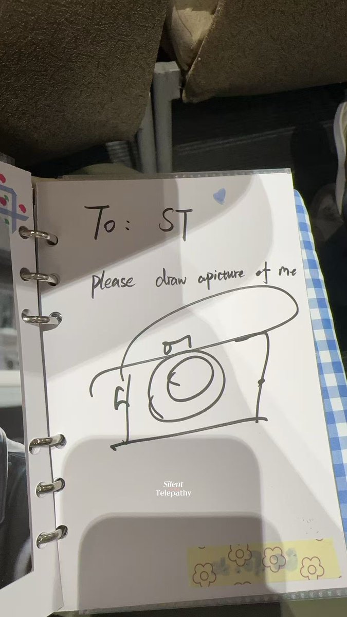 ShuangSilent's tweet photo. N'Dew remembered all of ST's features and drew the camera and hat in the last five seconds—I was amazed that he recalled my features so perfectly. 

As your fan, this will be the proudest moment for me.

DEWTEE FANSIGN 2026

#งานมหกรรมนิยายนานาชาติ2026xDewTee 
#dewtee https://t.co/f2psq5TWfa
