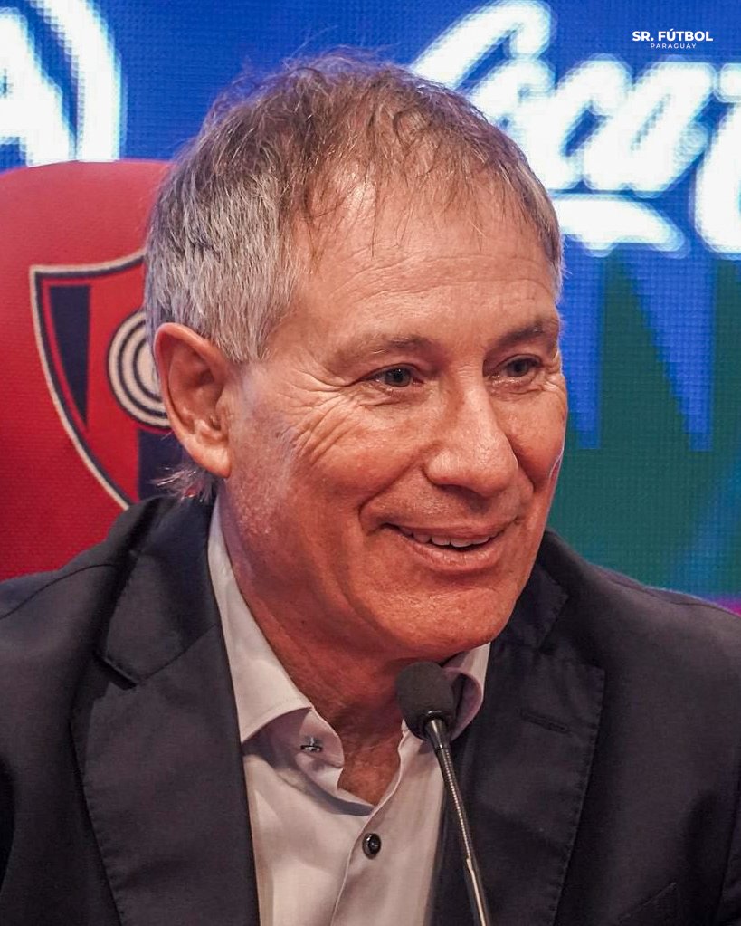 SrFutbolPy's tweet photo. Así como cerró de gran manera el primer semestre, especialmente en la CONMEBOL Libertadores, Ariel Holan hizo todo mal en estos dos primeros partidos del segundo semestre. Desde la elección del arquero, hasta su toma de decisiones en los partidos.

😮‍💨🇵🇾 0 de 6 para el Ciclón en el Clausura.