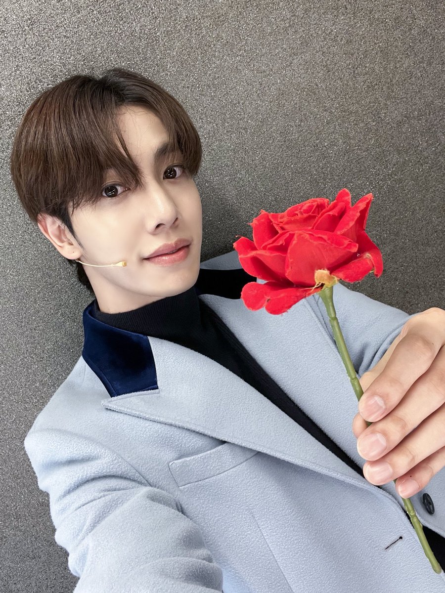 cosmos373's tweet photo. 愛の不時着ミュージカル鑑賞8回目
2026年7月26日(日)千穐楽　備忘録として

７月12日から始まった東京公演、無事にカンパニーの皆様が完走されて良かったです。私自身は同じミュージカルを複数回鑑賞するのは３回めで、今までの最高は、昨年の「愛の不時着」ミュージカル韓国版の5回なので、今回はそれを超えて思い入れが強いです。もちろん、推しのためなのですが、入れ替わり立ち替わり別の友人を連れて行って、私自身が楽しんでいます。

ク・スンジュンとソ・ダンのカップルは回を重ねるごとに息が合ってきて、切ないシーン🎬は何度観ても胸が締め付けられました。友達の前での手品&バラ🌹渡しは、だんだん時間が長くなってきて、大阪公演ではどうするつもりなんでしょう？楽しみですね。

そして、ハンサム過ぎる悪役のチョ・チョルガンの堪大さん、兵士を従えてのコッチョビのダンスのシーン🎬が好きですし、リ・ジョンヒョクとの格闘シーン🎬も迫力満点で素晴らしいです。韓国版でも観ていたはずなのに今回は印象が強いです。今後も注目していきたい俳優さんです。

#愛の不時着ミュージカル 
#三山凌輝 
#花乃まりあ 
#KAZUTA 
#中村麗乃 
#上田堪大
@nSSign_official
@shio_k_1021
@kandai_1021