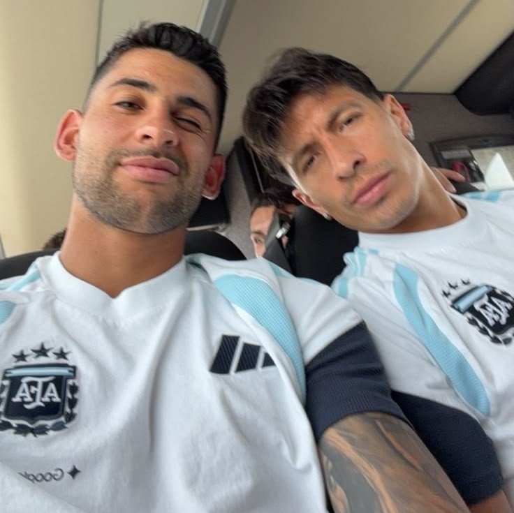 dearjazzy's tweet photo. Question...? | #CutiLicha 

Donde Lisandro prometió no enamorarse de un amigo después de que su última relación terminará mal

O

Cristian buscando cualquier excusa para pasar tiempo con el y chamuyarlo, aunque Licha no caza una (o hace creer q no)

(si recibe apoyo lo hago) https://t.co/wHXrDcwqV9