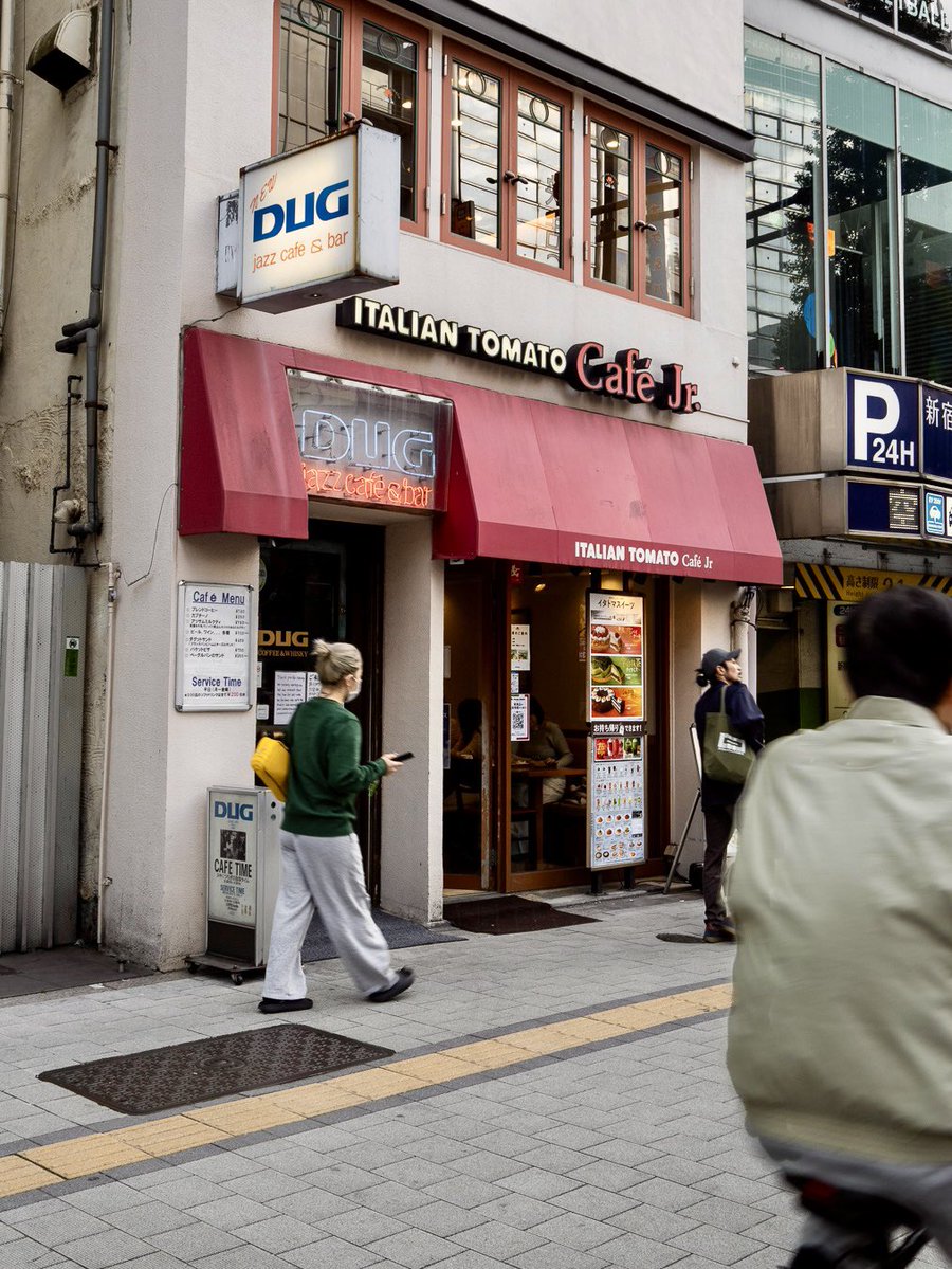 fukkey_life's tweet photo. 場所は新宿
学生の頃、授業が終わると時々足を運んだお店。

地下の空間では、ジャズが静かに流れ、街の喧騒とは別の時間が流れていました。

先月、静かに幕を下ろした思い出の店 DUG

店の前に佇み、最後の姿を静かに写し続けました。

#ストリートスナップ
#DUG

Instagram
https://t.co/szCtwDjZw1 https://t.co/8tNnocMXlB