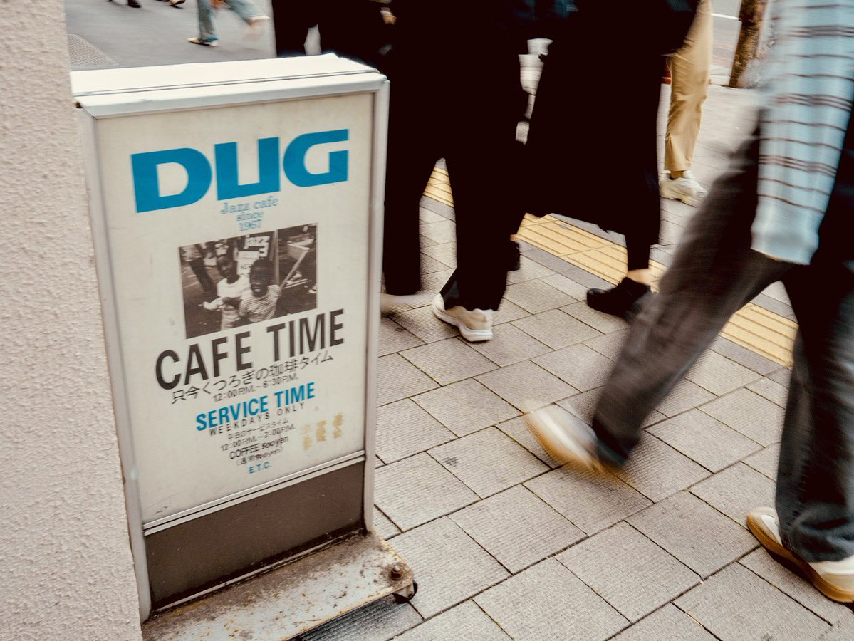 fukkey_life's tweet photo. 場所は新宿
学生の頃、授業が終わると時々足を運んだお店。

地下の空間では、ジャズが静かに流れ、街の喧騒とは別の時間が流れていました。

先月、静かに幕を下ろした思い出の店 DUG

店の前に佇み、最後の姿を静かに写し続けました。

#ストリートスナップ
#DUG

Instagram
https://t.co/szCtwDjZw1 https://t.co/8tNnocMXlB